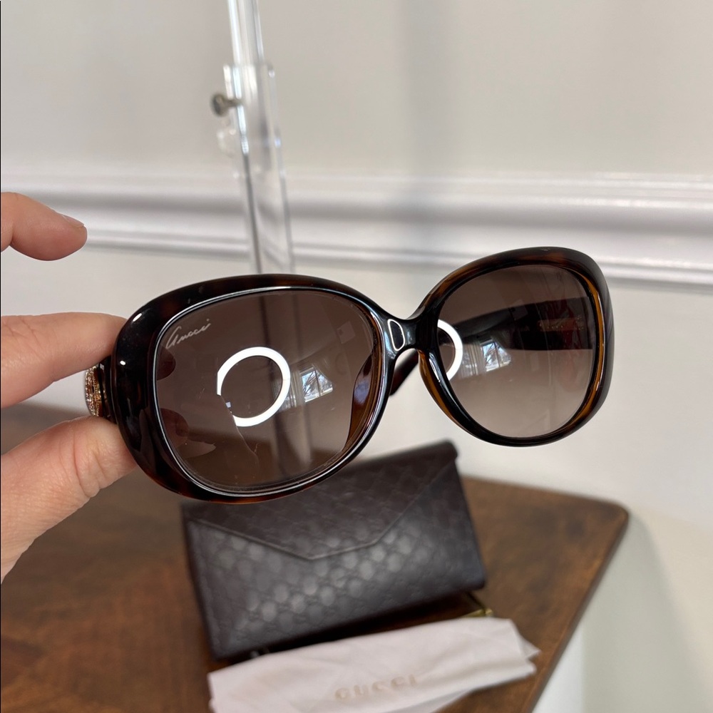 GUCCI SUNGLASSES FULL INCLUSION with Branded Case and dust cloth - Picture 5 of 16